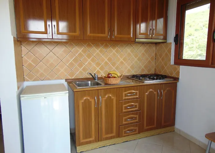 嘉左住宿旅馆 Radhimë